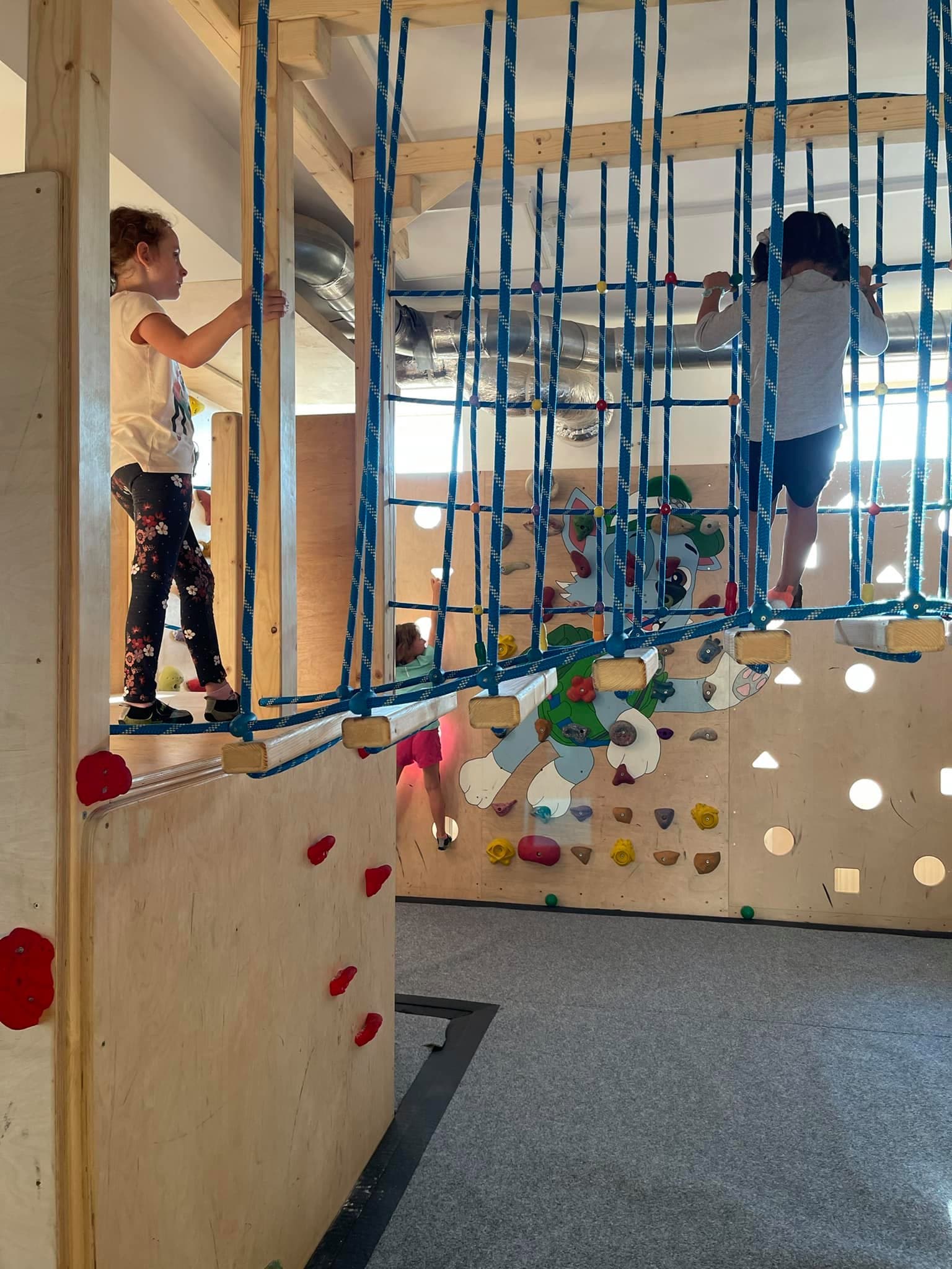 B. Lab bouldering laboratory - ściana wspinaczkowa