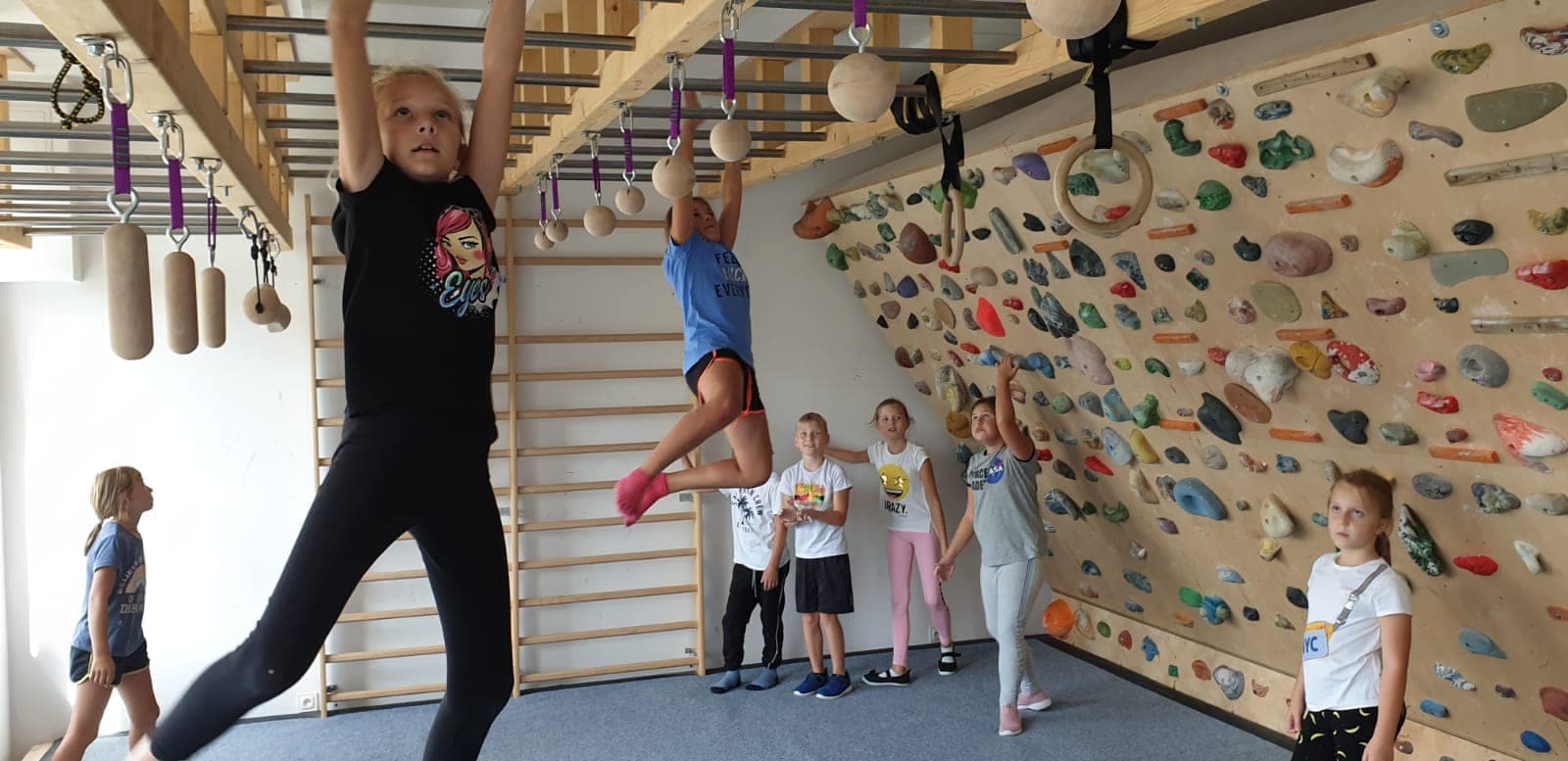 B. Lab bouldering laboratory - ściana wspinaczkowa